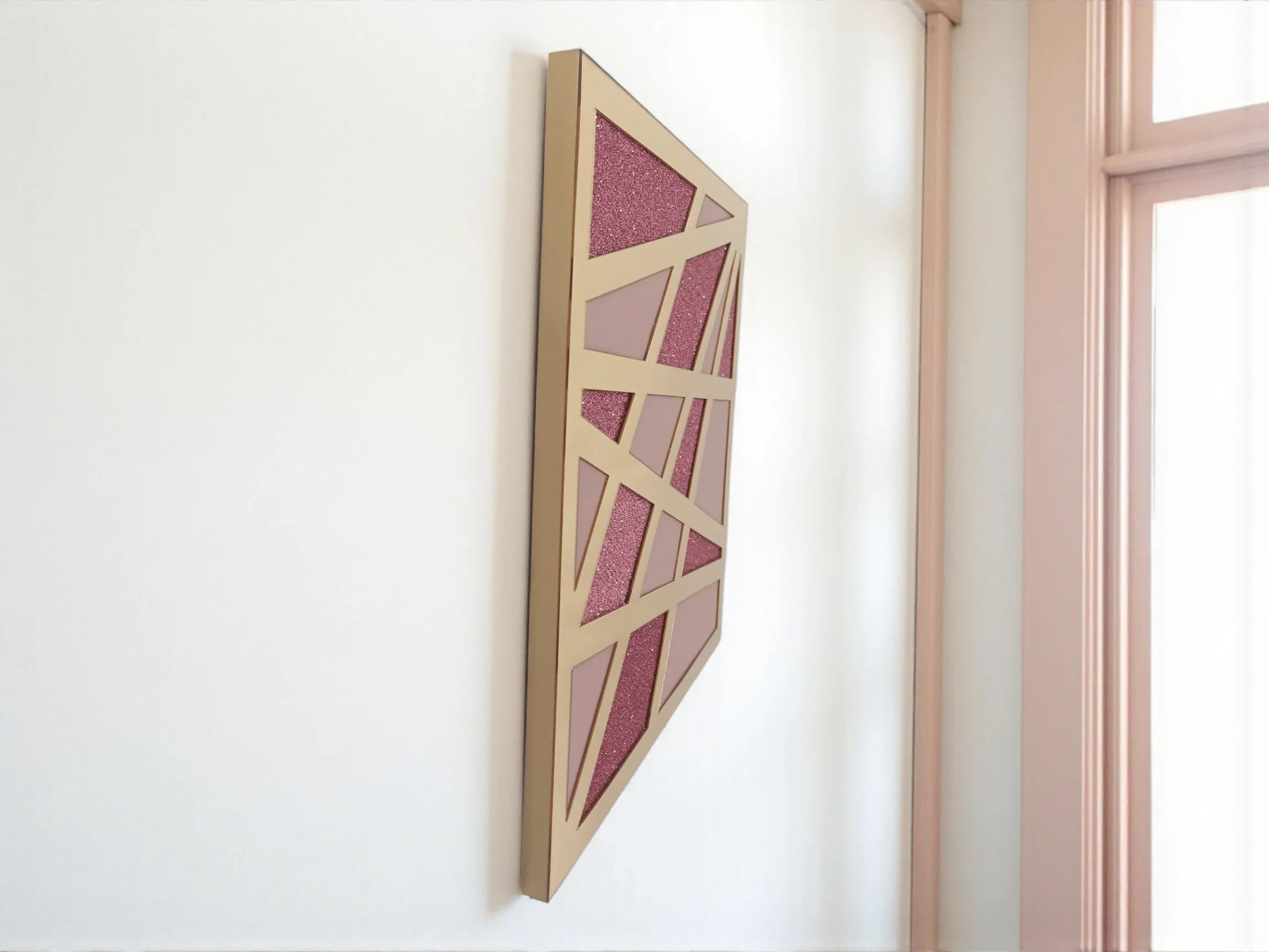 Tableau décoratif mural triangulaire en bois doré avec motifs géométriques rose et paillettes