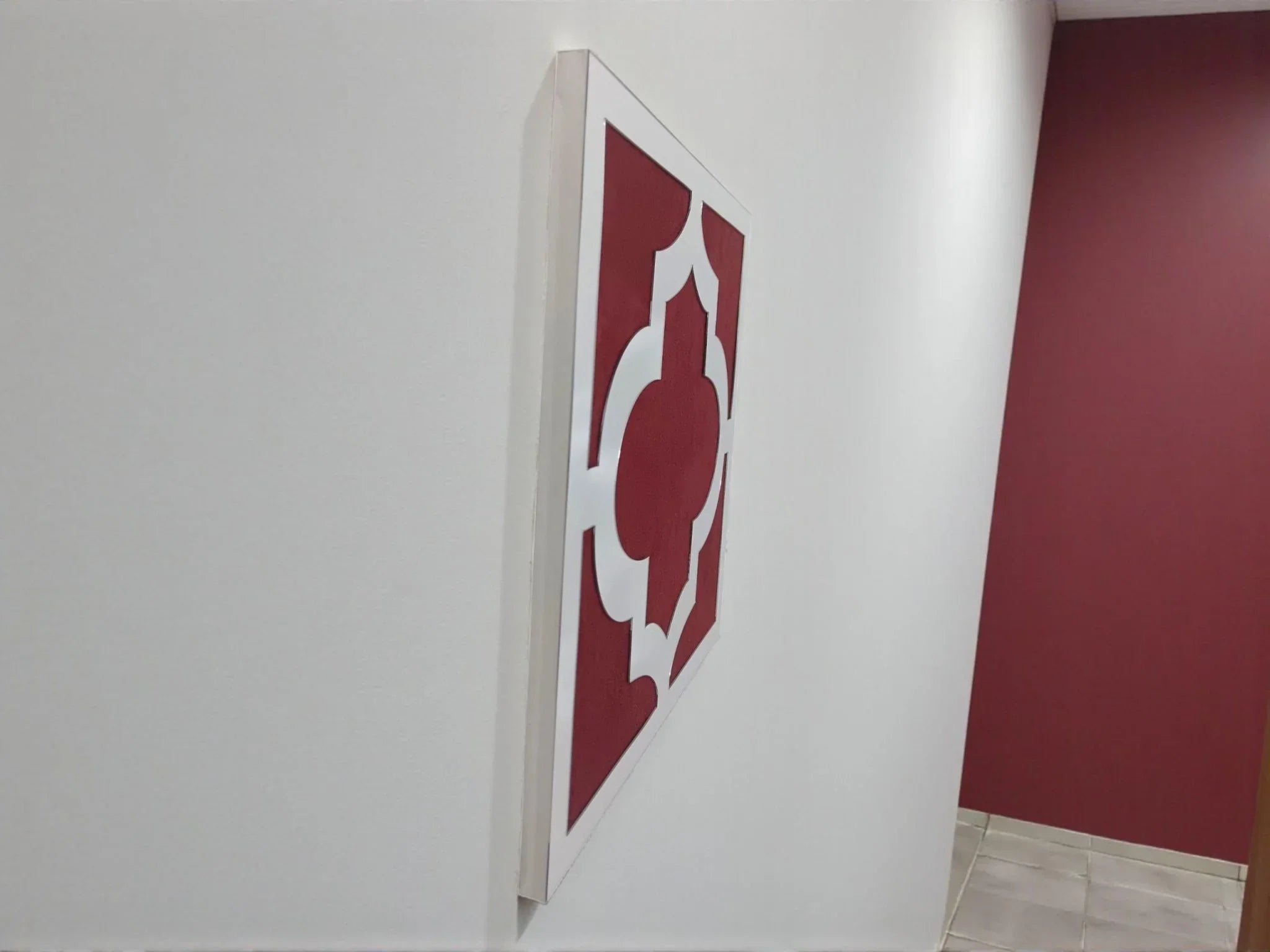 Décoration murale orientale en acrylique argenté sur tissu daim rouge bordeaux, 27x27 cm