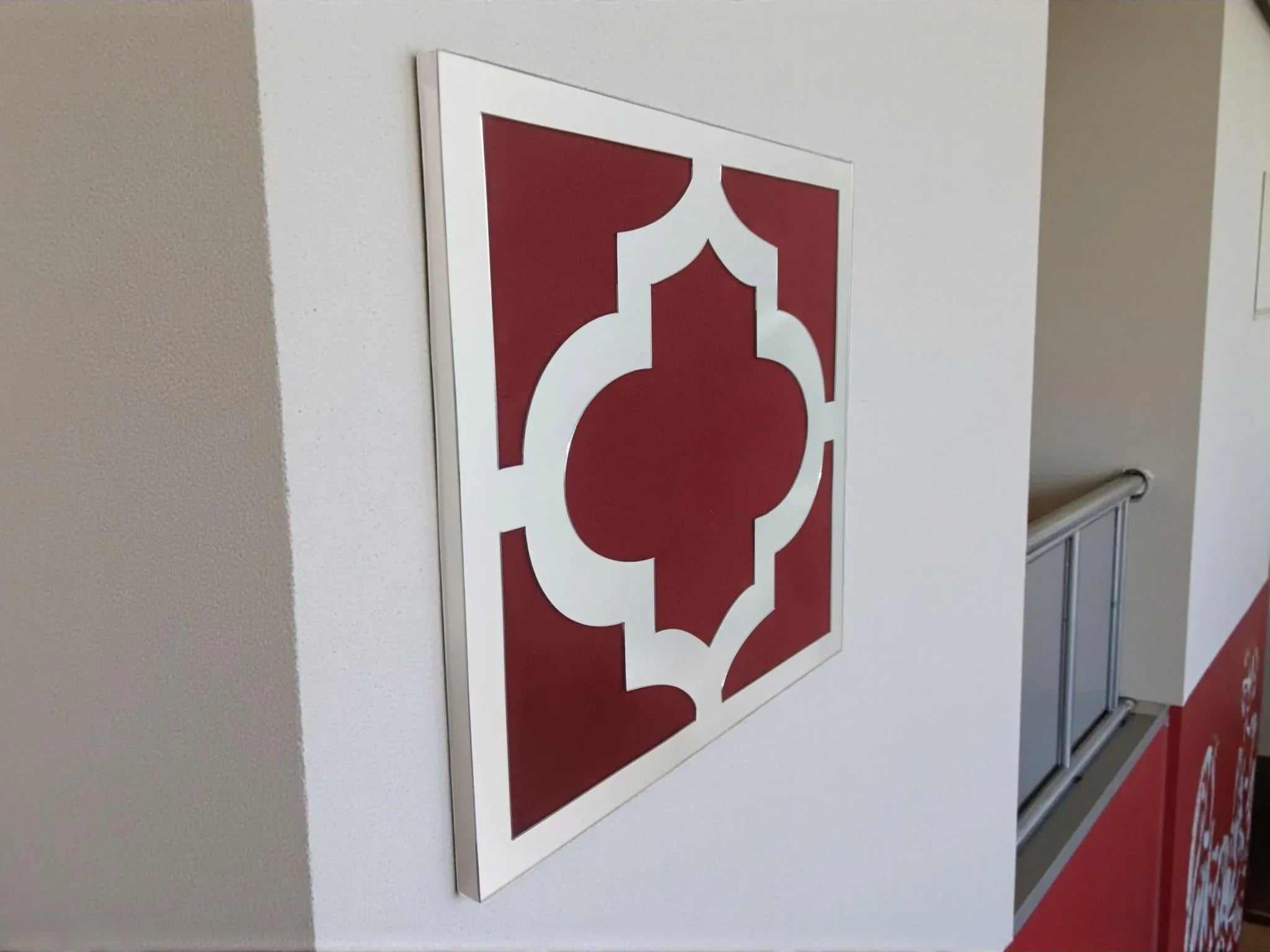 Décoration murale orientale en miroir acrylique argenté avec tissu rouge bordeaux, 27x27 cm